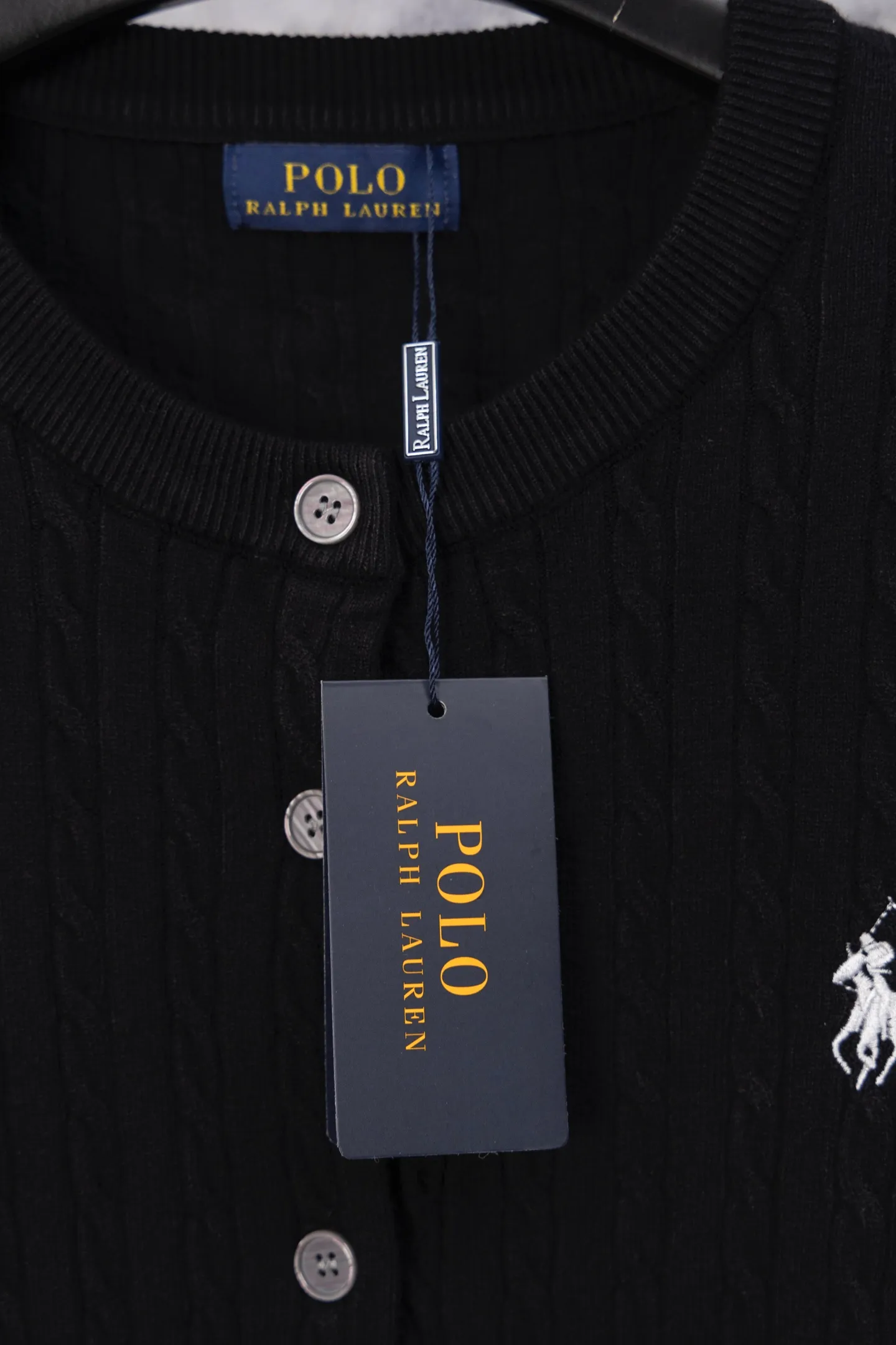 P170 Ralph Lauren Classic Round Neck Solid Color Pony Embroidered Logo Knitted Cardigan Long Sleeve Ralph Lauren Classic Basic Versatile Twist Knitted Cardigan Long Sleeve Main supply platform live broadcast Wholesale entity Replenish when out of stock Not removed from the shelves Quality 1:1 patterning Complete three standards Correct version of pony logo Imported quality cotton yarn Focus on high-end Cost-effective Good quality Needless to say Zhao Lusi's same style is really amazing, so sweet I'm so beautiful. This cardigan is really good-looking. It's simple and easy to wear. It's a must-have for goddess ootd. Good-looking clothes are never picky. A must-have in the wardrobe of goddesses. Size: S-XL. Color: black, apricot, gray, navy, red, white.